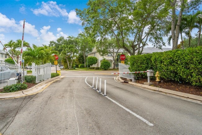 Building Photo - 9925 NW 57th Manor