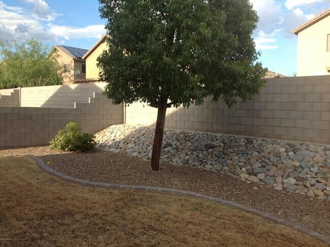 Building Photo - Spacious Rita Ranch Home with Modern Comfo...