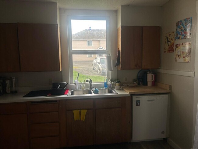 Building Photo - PRELEASE: Spacious 5+ bdrm/2 bath in York Neighborhood