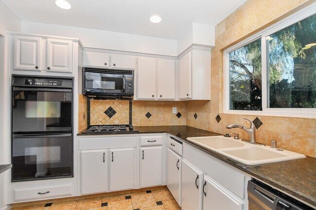 Building Photo - 805 Hawk Ct