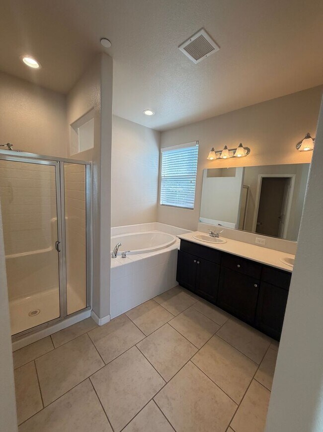 Building Photo - Nice home for rent in gated community in Tulare!