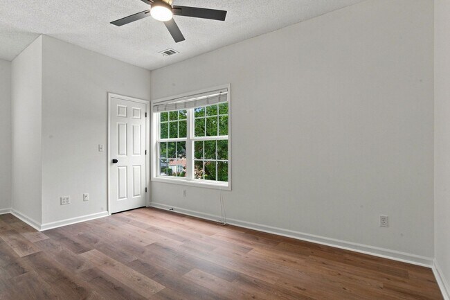 Building Photo - 13 Paddington Ln