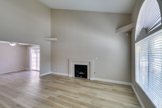 Building Photo - Stylish 2-Bedroom Townhome in Green Valley...