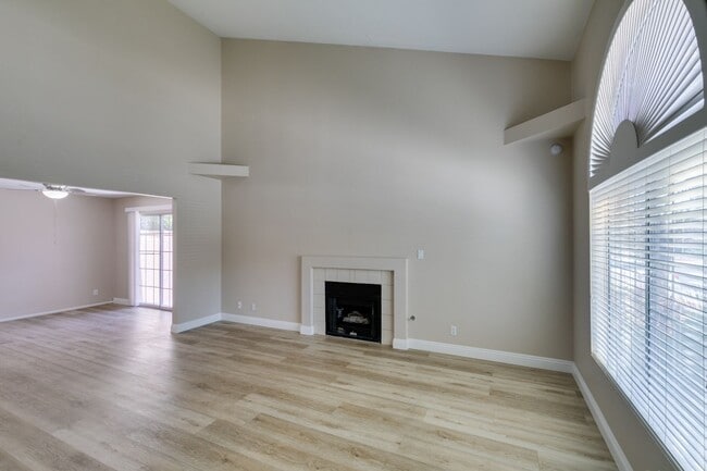 Building Photo - Stylish 2-Bedroom Townhome in Green Valley with Modern Upgrades & Prime Location!