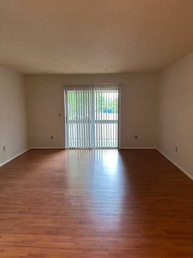 Building Photo - 1 Bed/ 1 bath Condo
