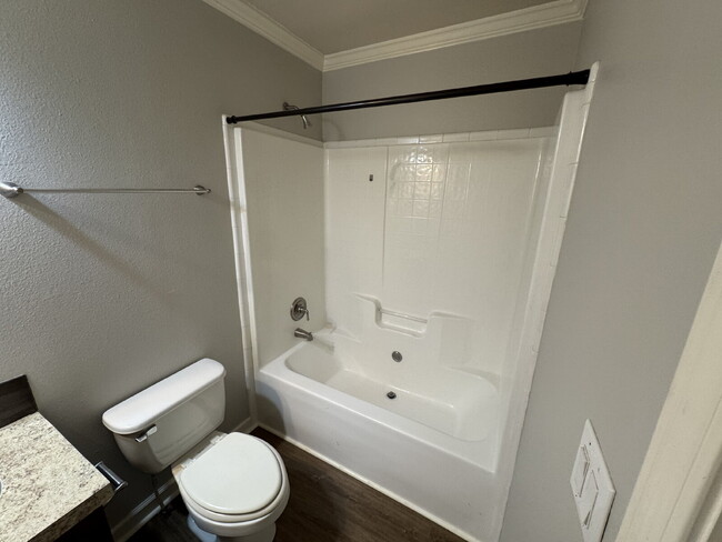 Building Photo - Three bed two bath in Fischer close to Can...