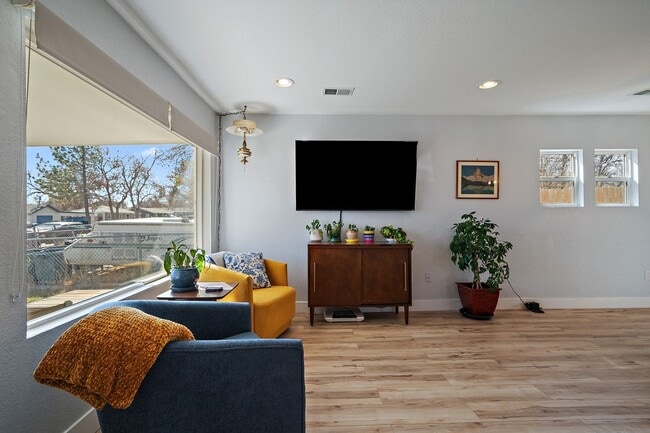 Building Photo - Charming 3 Bedroom Home Near Sloan's Lake