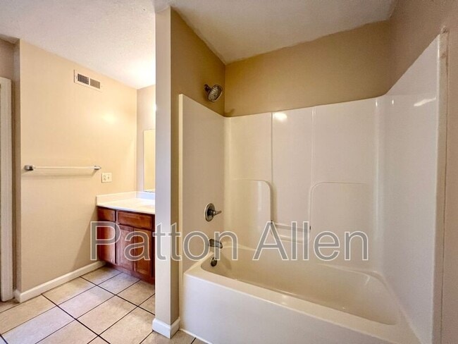 Building Photo - 8 Zell Ln