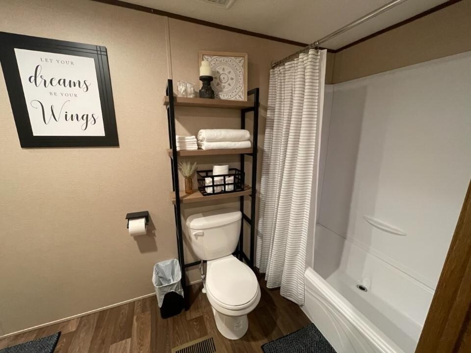Master Bedroom Bathroom - 203 Poplar St