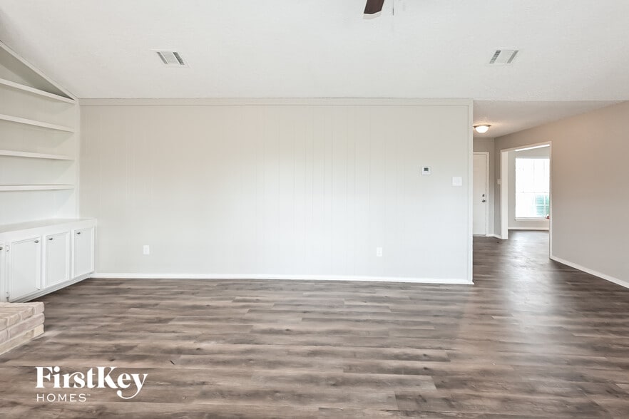 Building Photo - 8222 Streamside Dr