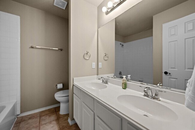 Building Photo - 4617 Kingsway Ln
