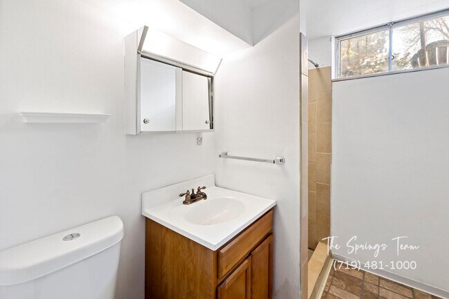 Building Photo - CUTE 3BD RANCHER WITH CHARACTER IN CENTRAL COLORADO SPRINGS - Security Deposit Waiver Available