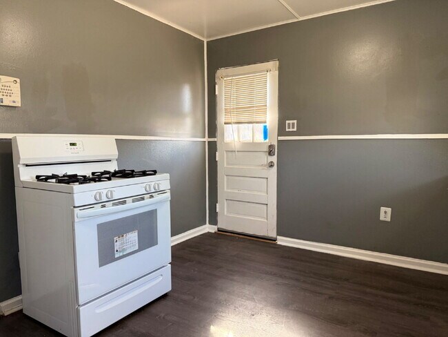 Building Photo - Steps from Beautiful  Park, Bonus Room & Central Lubbock Living!