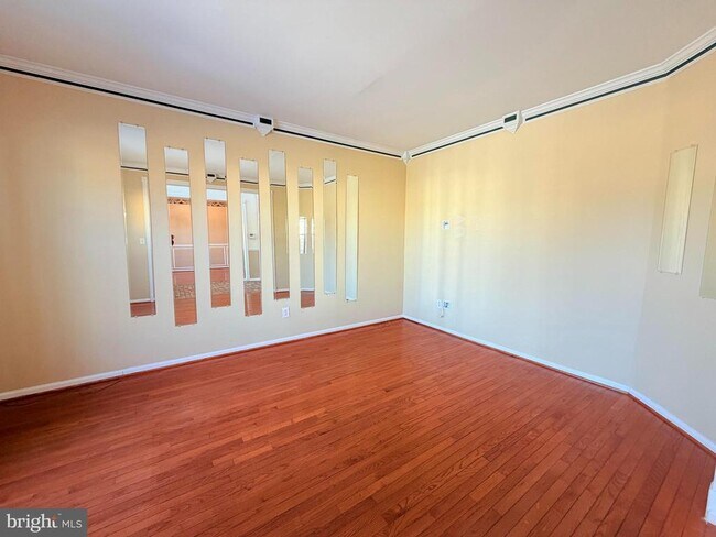 Building Photo - 15 Moonlight Ct