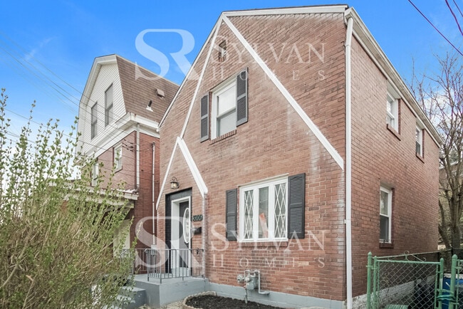Building Photo - Charming brick 3-bedroom, 1-bath home feat...