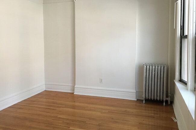 Interior Photo - 5401-5403 S. Woodlawn Avenue