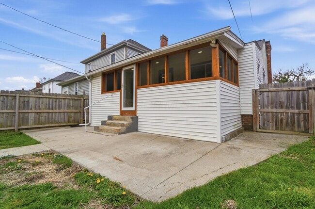 Building Photo - 270 S Cypress Ave