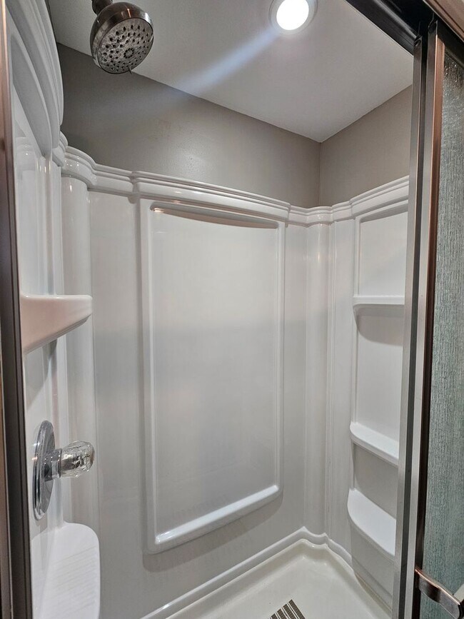 Building Photo - Spacious and Renovated 3 Bedroom Home