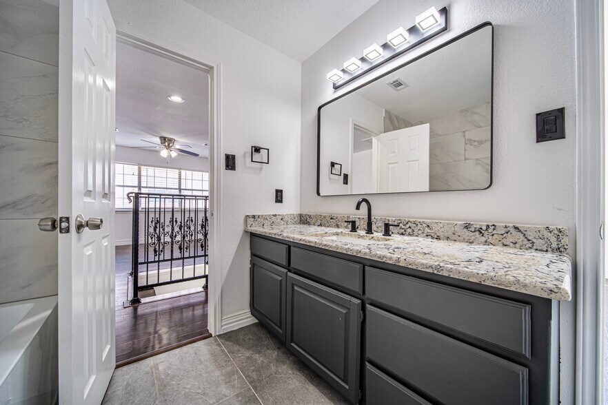 Upstairs Secondary Bathroom - 2411 Knight St