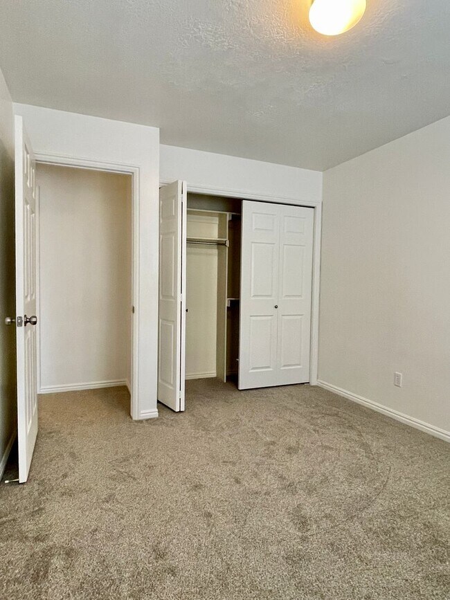 Building Photo - Spacious 4 Bedroom Home in Quiet Neighborhood – Great Location