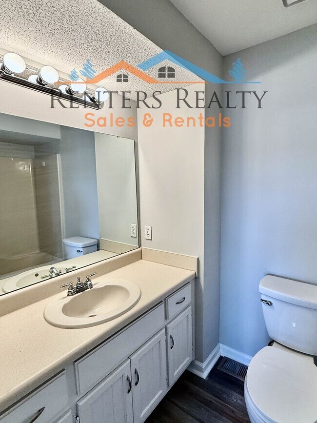 Building Photo - 2 Bedroom Condo with Private Patio