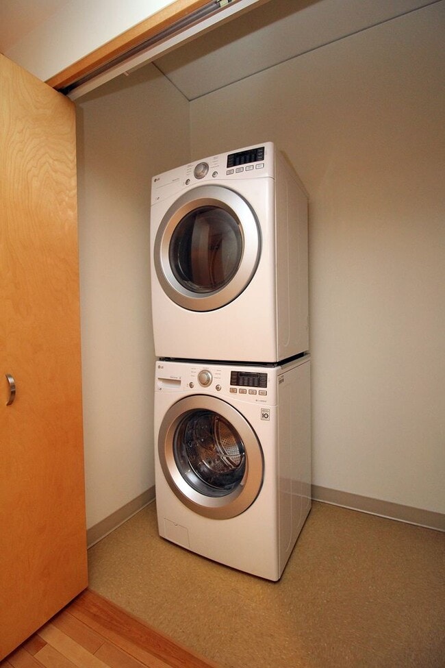 Building Photo - Exceptional 1 bd + bonus, City Views in Pe...
