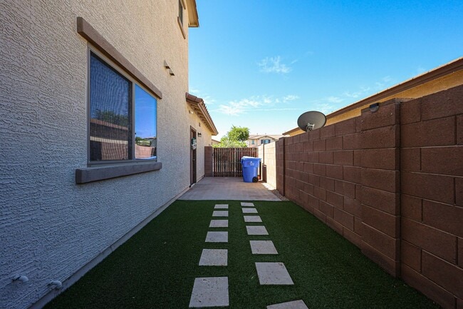 Building Photo - 2744 E Donato Dr