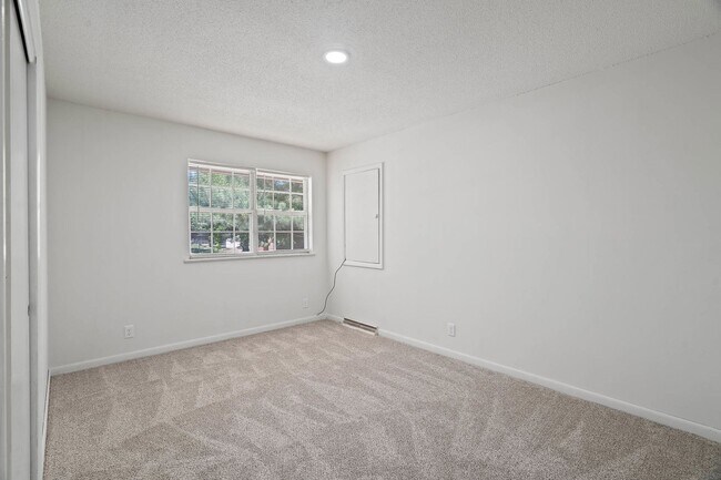 Building Photo - Charming & Newly Updated 2BR Duplex with F...