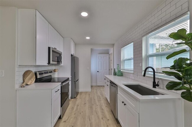 Building Photo - 875 53rd Terrace N