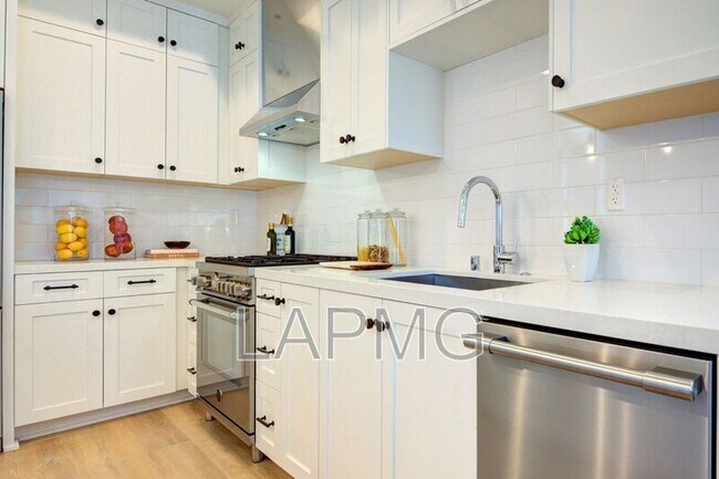 Building Photo - 6016 Comey Ave