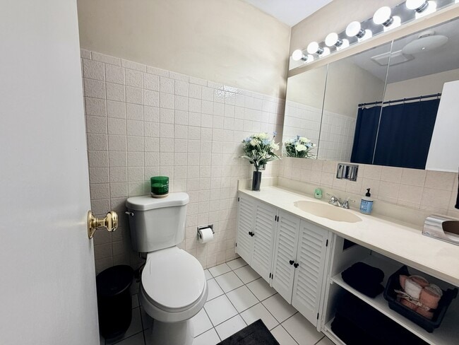 Building Photo - 635 Morton St