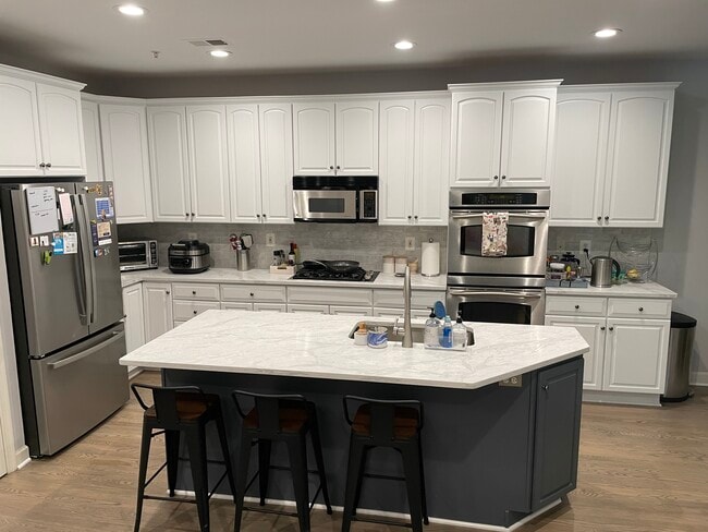 Building Photo - 102 Oak Knoll Terrace