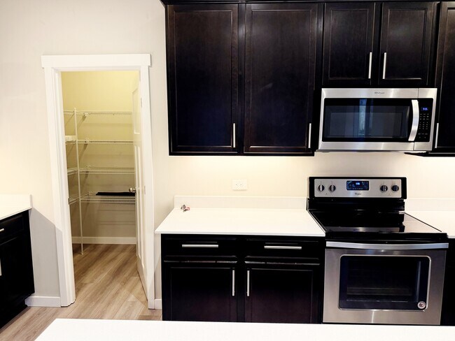 Building Photo - Seven Seven Oaks St SE