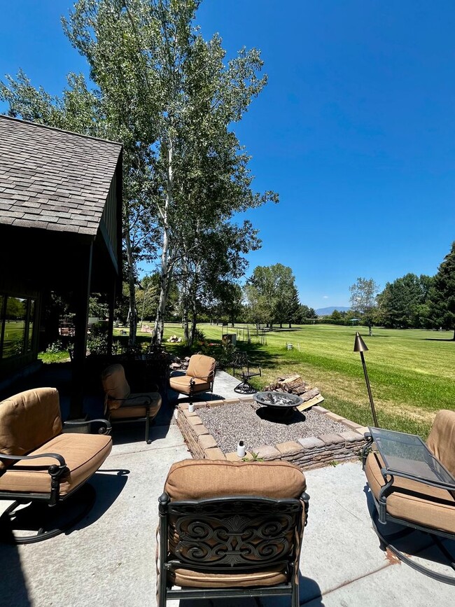 Building Photo - Executive Rental on Riverside Country Club...