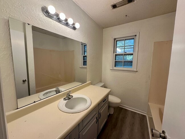 Building Photo - This home offers convenience and comfort!