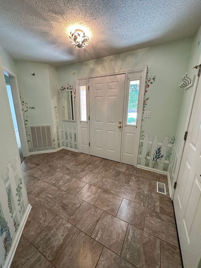 Building Photo - 1611 Majesty Dr