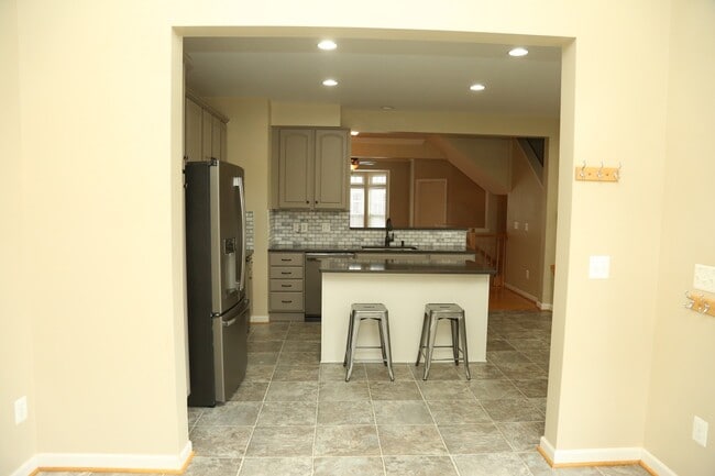 Building Photo - 4 Bedroom Townhouse on Abington Drive