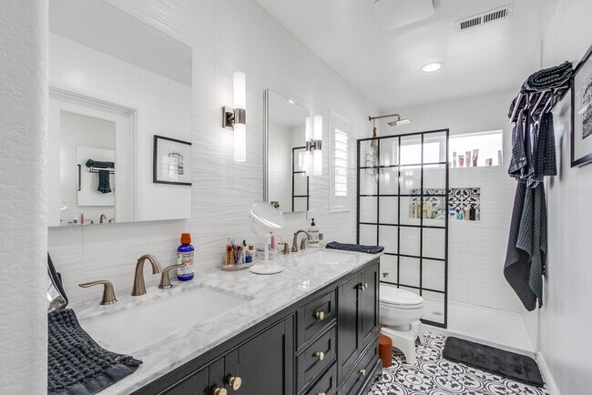 Building Photo - Spacious 3 Bed / 3 Bath Townhome with 2-Car Garage in Gated San Marcos Community