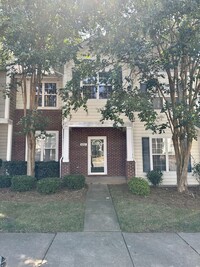 Building Photo - Cute 3BR/2.5 Bath Townhouse