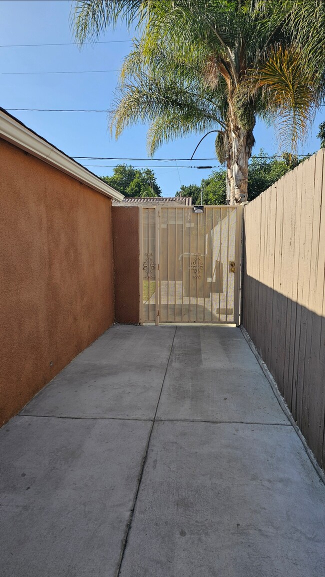 Private side gate entrance - 13939 Facade Ave