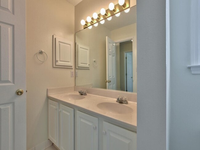 Building Photo - 3208 Castle Ct