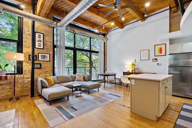 Building Photo - 2210 W Wabansia Ave