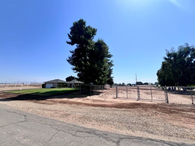 Building Photo - $2,850 Shaw & Academy 4 Bedroom / 2 Bathro...
