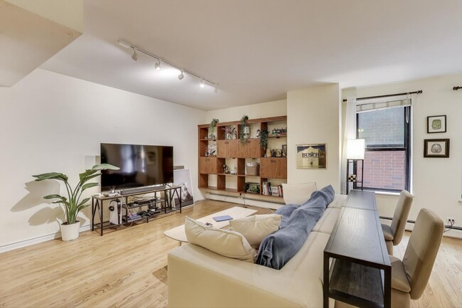 Building Photo - 2100 N Lincoln Park W