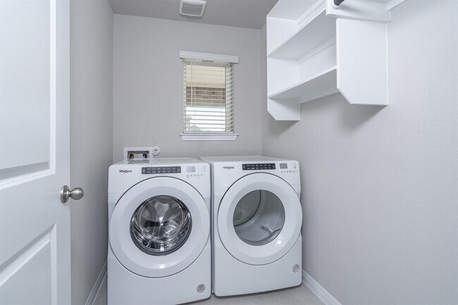 Building Photo - 113 Outlaw Dr