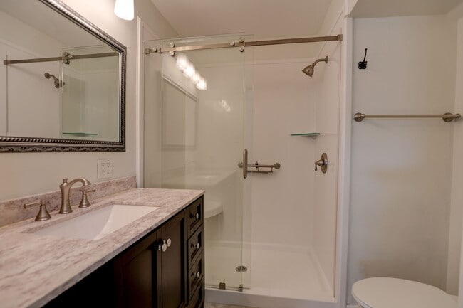 Building Photo - MOVE IN READY!