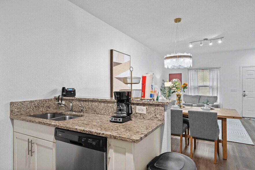 Building Photo - 8939 Shine Dr