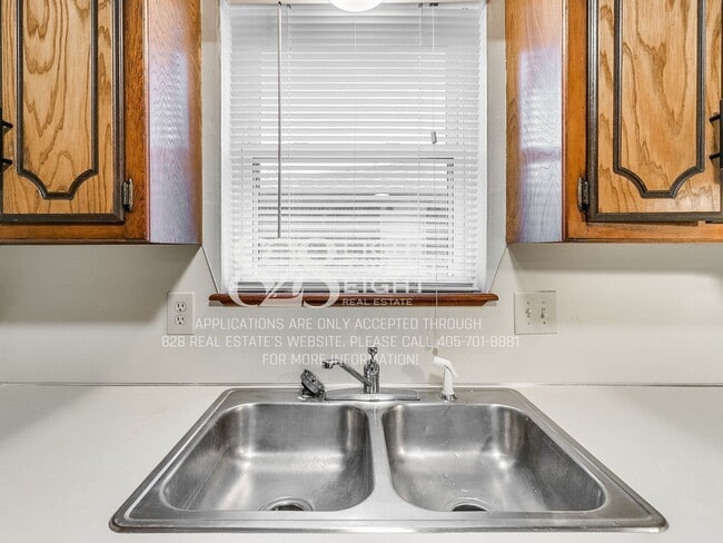 Building Photo - *COMING MAY 2026* Charming 3 Bed/1.5 Bath Single Family Home in West Norman