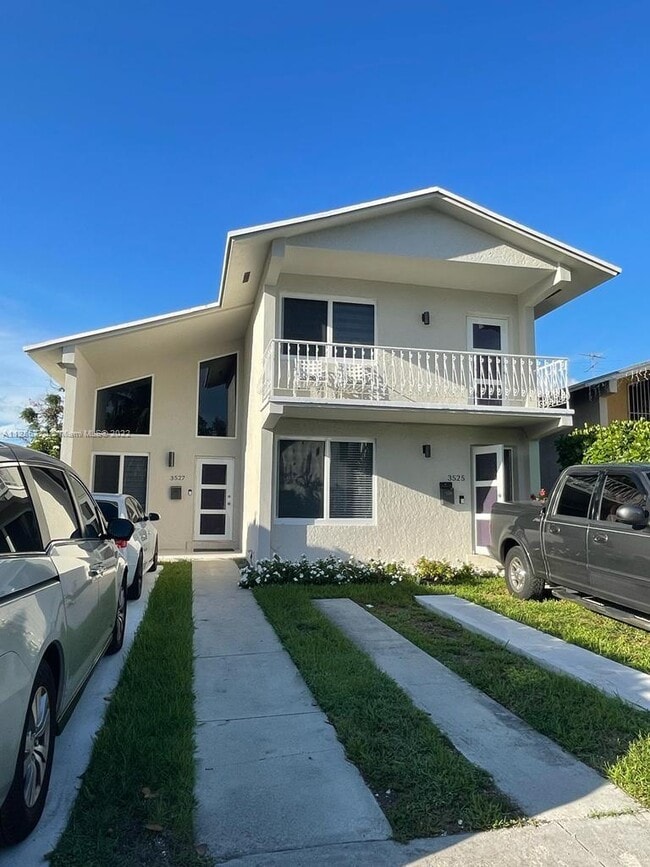 Building Photo - 3525-3527 SW 25th Ter