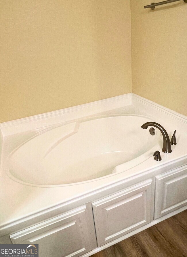 Building Photo - 818 Davis Ave